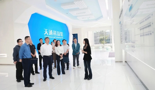 专利审查合作湖北中心辅导及专家一行莅临3868la银河总站股份参观领导